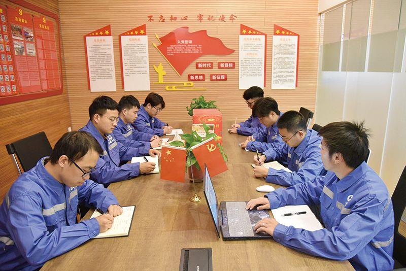 远景目标催人奋进 凝心聚力坚韧前行——龙8国际基层单位学习宣贯党的十九届五中全会精神掠影